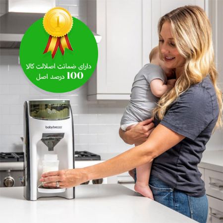 مادر در حال بغل کردن نوزاد خود در کنار شیر ساز بی بی برزا