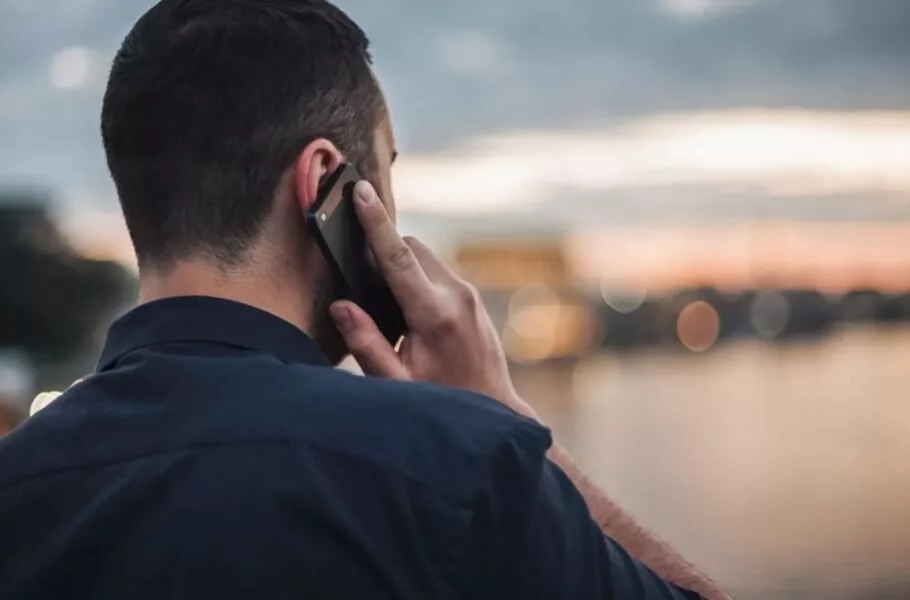 محققان مکالمات تلفنی را از طریق لرزش‌های نامحسوس گوشی شنود کردند