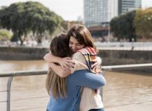 اگر احساس می‌کنید به یک آغوش نیاز دارید بخوانید