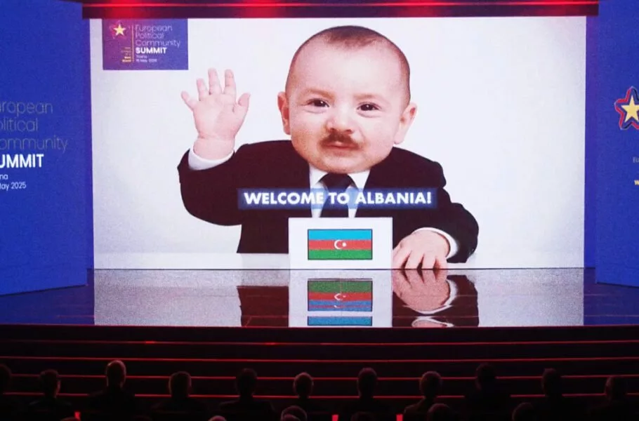 در اجلاس جامعه سیاسی اروپا، تصویر رهبران کشورها با هوش مصنوعی به کودک تبدیل شد [تماشا کنید]