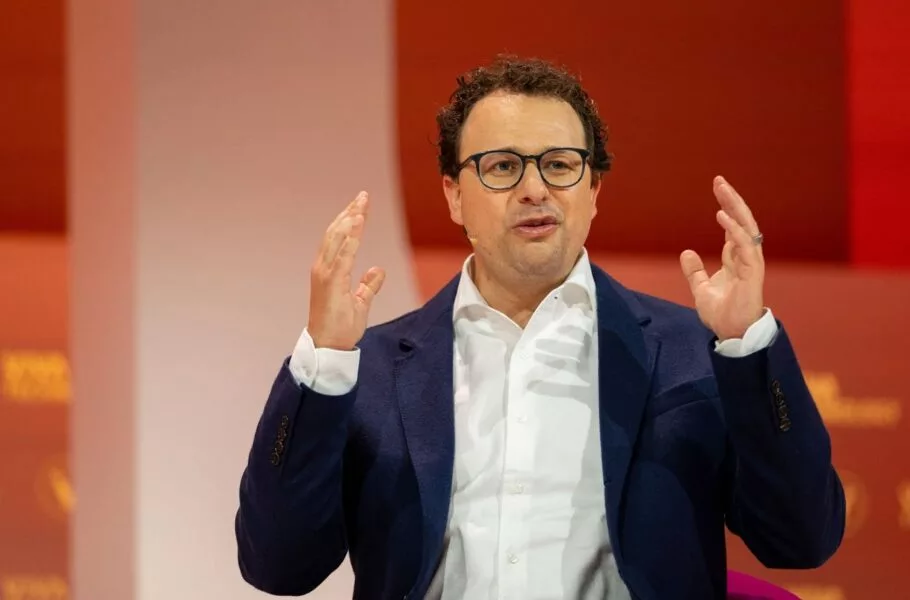 مدیرعامل آنتروپیک: هوش مصنوعی تا یک دهه دیگر میتواند عمر انسان را دوبرابر کند