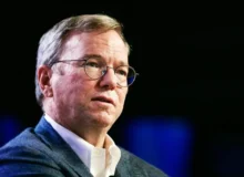 مدیرعامل سابق گوگل آمریکا را در زمینه هوش مصنوعی نظامی از رقبا عقب‌تر می‌داند