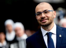 مدیرعامل گوگل دیپ‌مایند: جامعه هنوز برای هوش جامع مصنوعی آماده نیست