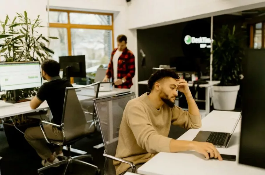 مطالعه جدید: ChatGPT پرکاربردترین ابزار هوش مصنوعی در محیط‌های کاری است