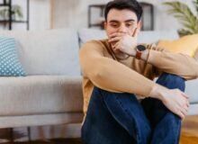 چرا وقتی می‌خواهم از حقم دفاع کنم، می ترسم و اضطراب می‌گیرم؟