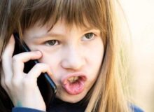 کودکم دائما فحش می‌دهد، چه کنم؟