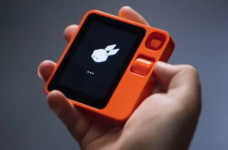 گجت Rabbit R1 معرفی شد؛ یک دستیار هوش مصنوعی برای استفاده از همه اپلیکیشنها