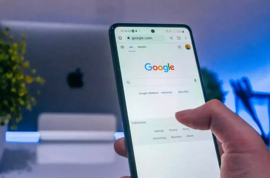 گوگل پاسخ‌های عجیب هوش مصنوعی خود را حذف می‌کند؛ AI Overviews دردسرساز شد