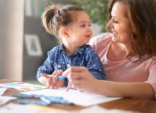 اگر می خواهید کودکی مستقل و با دلبستگی ایمن تربیت کنید؛ این گونه رفتار کنید