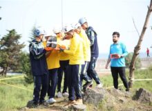 تمرین نجات جان انسان‌ها توسط دانش‌آموزان در رقابت‌های هلال احمر