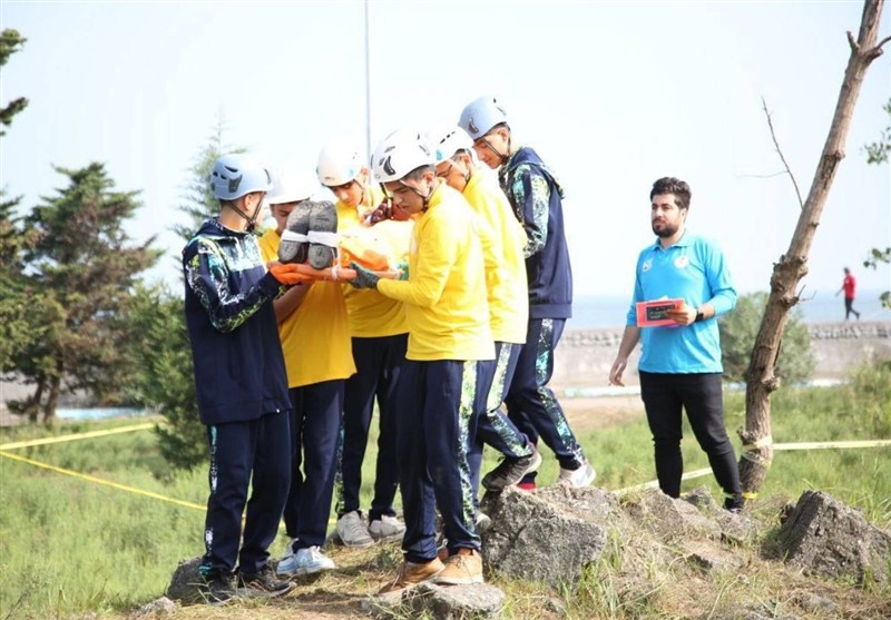 تمرین نجات جان انسان‌ها توسط دانش‌آموزان در رقابت‌های هلال احمر