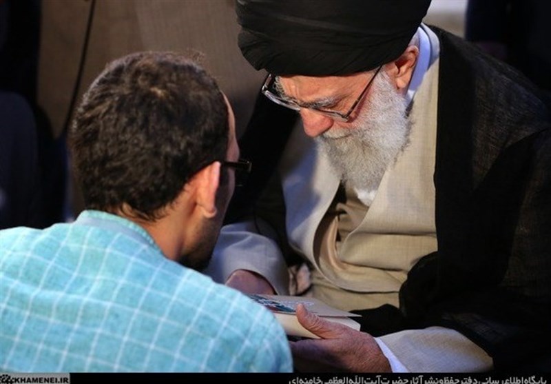 بشارت پیروزی در شعری از رهبر انقلاب