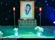 خدای خامنه‌ای زنده است، ای مردم