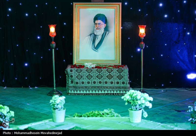 خدای خامنه‌ای زنده است، ای مردم