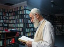 عکس دیده نشده از امام خامنه ای در کتابخانه شخصی