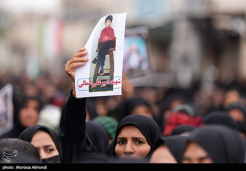 فرشته‌های مینابی نماد مظلومیت کودکان و نوجوانان ایرانی‌اند