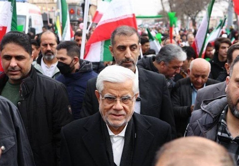 محمدرضا عارف از روند کار در بنیاد شهید بازدید کرد