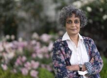 نویسنده سرشناس هند: من کنار ایران می‌ایستم