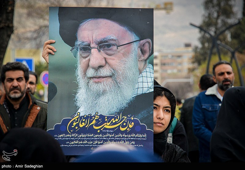 پرچم هدایت رهبر انقلاب بر زمین نمیافتد