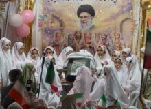 اجرای سرود «اینجا ایرانه» توسط دانش آموزان قوچانی در جشن تکلیف