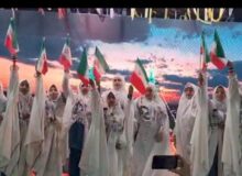 اجرای گروه سرود دختران قروه‌ای در تجمع شبانه