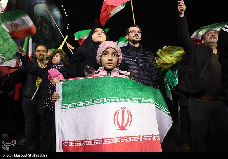 با حماسه‌خوانان کف خیابان