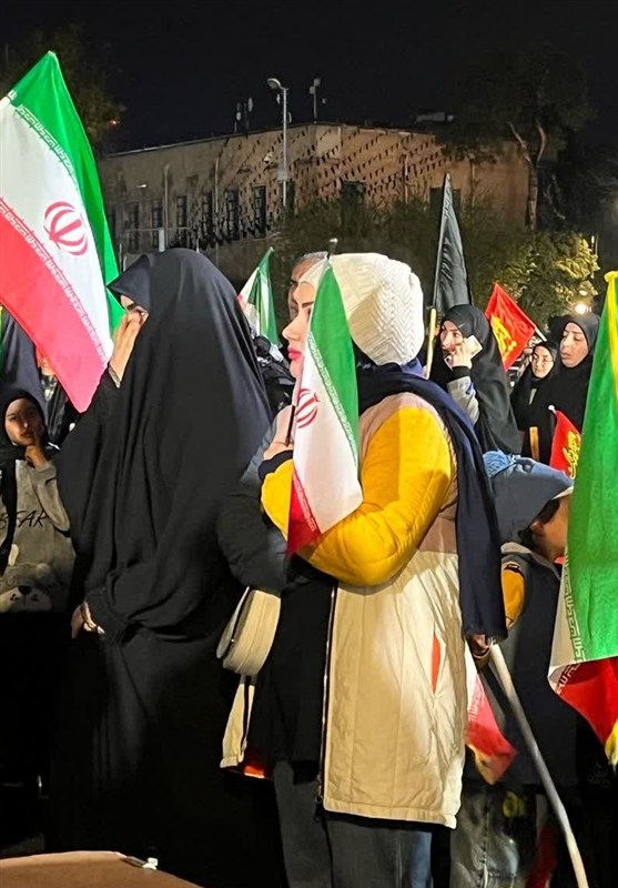 تجم مردم در شب بارانی شیراز؛ هنگامی که دل‌ها در شاهچراغ یکی شدند