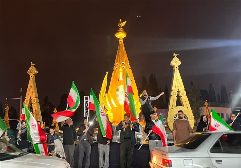 تجم مردم در شب بارانی شیراز؛ هنگامی که دل‌ها در شاهچراغ یکی شدند