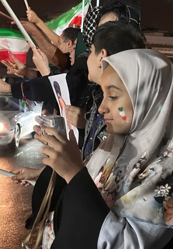 تجم مردم در شب بارانی شیراز؛ هنگامی که دل‌ها در شاهچراغ یکی شدند