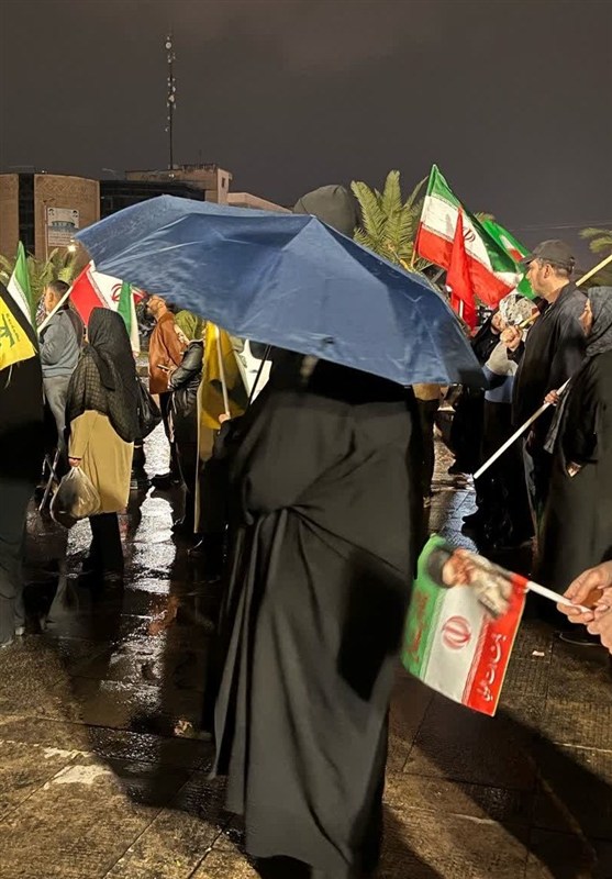 تجم مردم در شب بارانی شیراز؛ هنگامی که دل‌ها در شاهچراغ یکی شدند