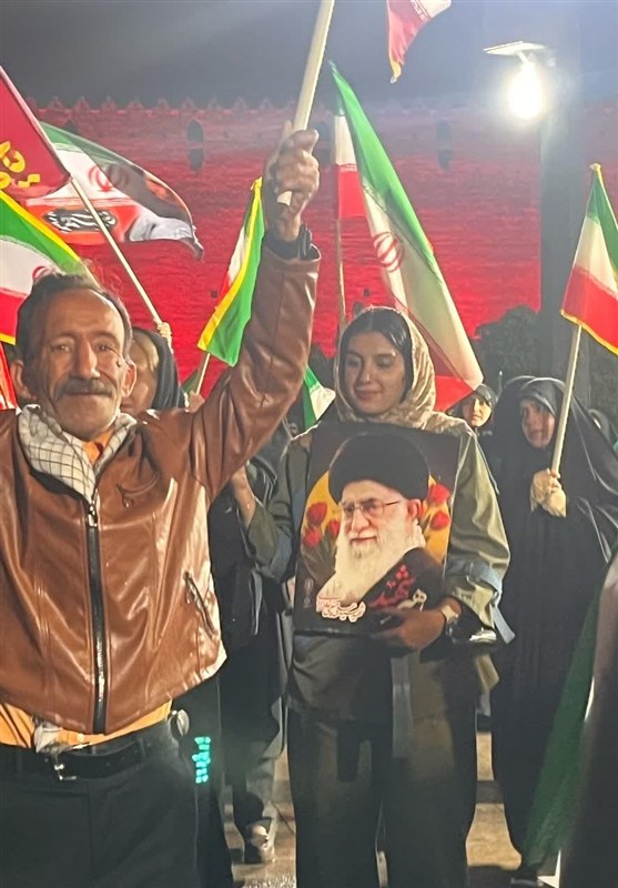 تجم مردم در شب بارانی شیراز؛ هنگامی که دل‌ها در شاهچراغ یکی شدند