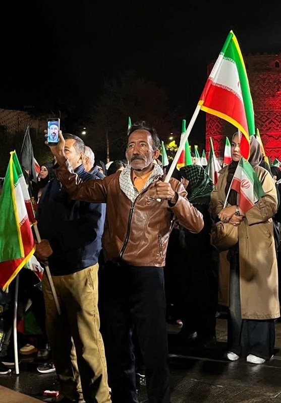 تجم مردم در شب بارانی شیراز؛ هنگامی که دل‌ها در شاهچراغ یکی شدند