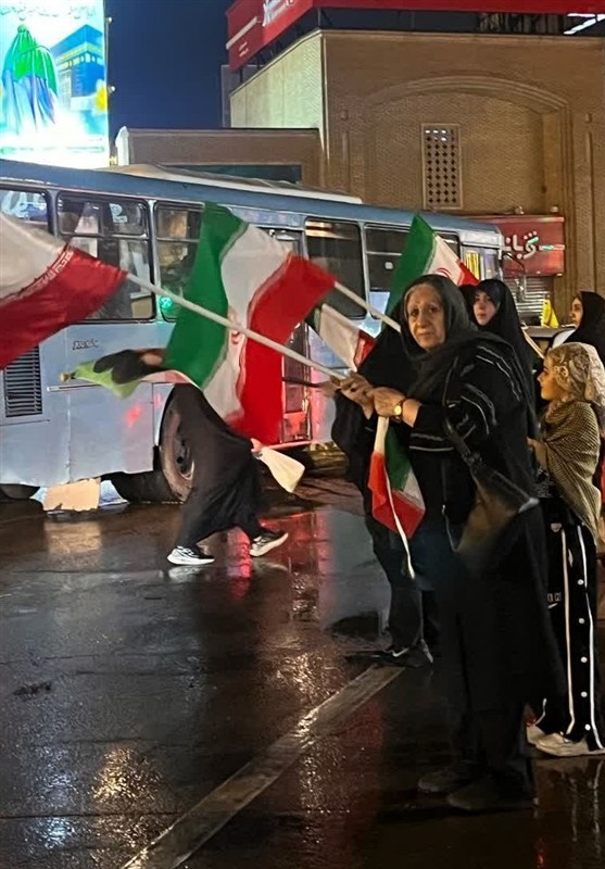 تجم مردم در شب بارانی شیراز؛ هنگامی که دل‌ها در شاهچراغ یکی شدند