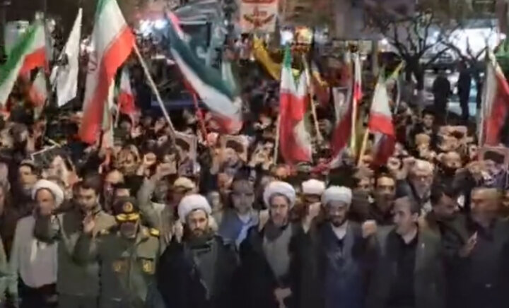 جلوه هایی از حضور باشکوه شبانه مردم خوی در خیابان