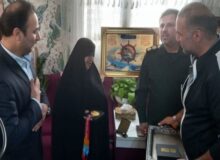 حسین فرزانه طلای آسیایی خود را به مادر شهیدان رستمی و کیالها اهدا کرد