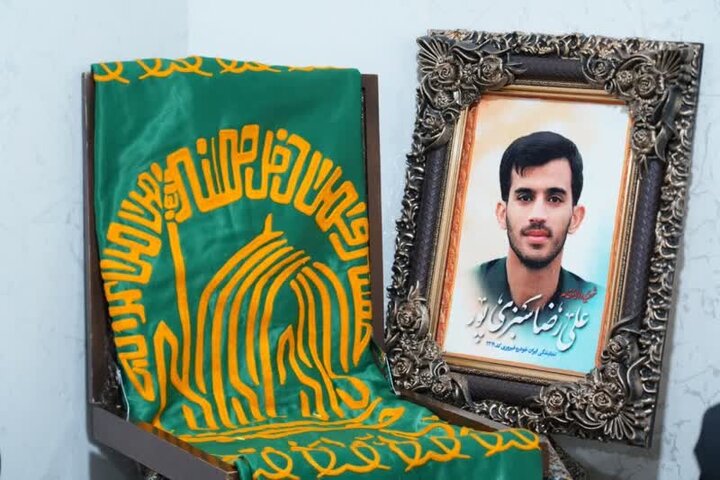 حضور خدام حرم رضوی در منزل شهید «علیرضا سبزی‌پور»