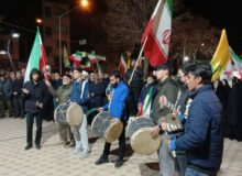 دمام‌زنی و سنج‌کوبی جوانان بیجاری در اجتماع مردمی