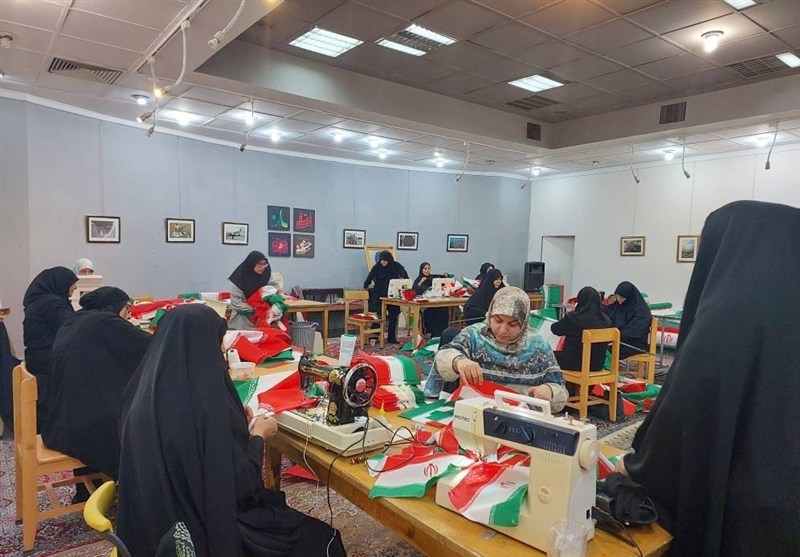 دوخت «پرچم عشق» در اتاقی کوچک با دلهای بزرگ/ تمرین سرمشق همدلی و اتحاد