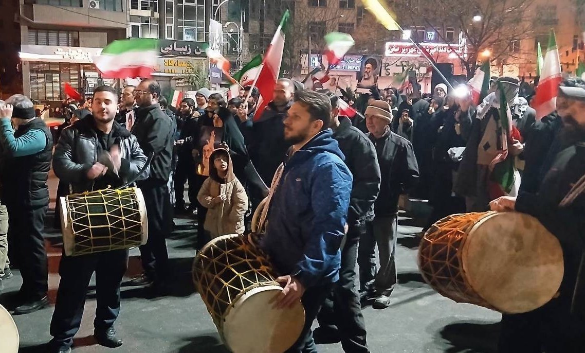 دوخت «پرچم عشق» در اتاقی کوچک با دلهای بزرگ/ تمرین سرمشق همدلی و اتحاد جنگ ,