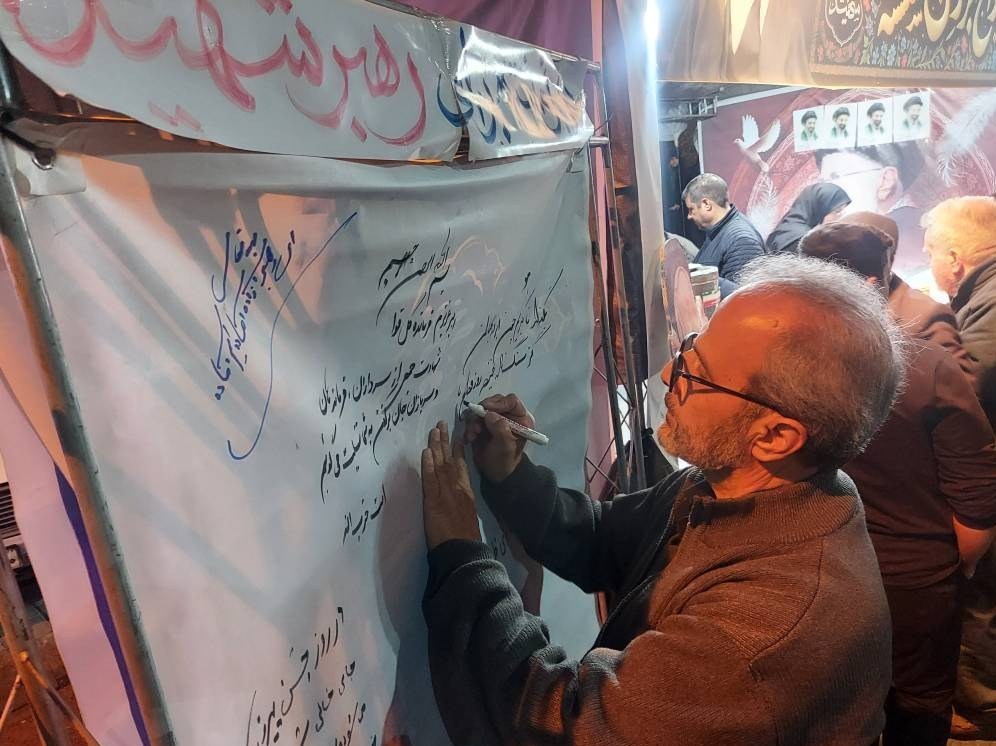 دوخت «پرچم عشق» در اتاقی کوچک با دلهای بزرگ/ تمرین سرمشق همدلی و اتحاد جنگ ,