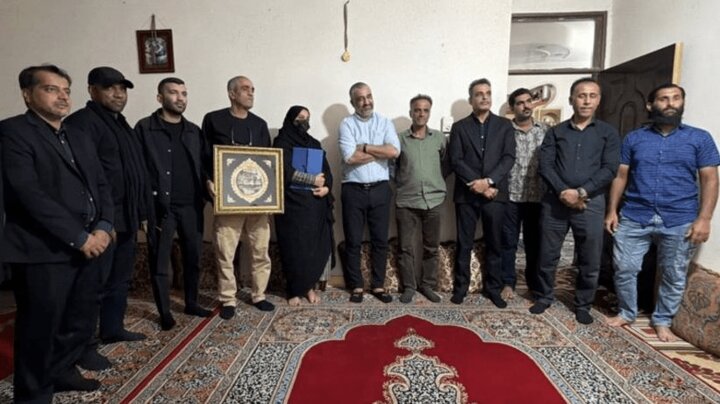 دیدار جمعی از اهالی ورزش و سینما با خانواده شهدای دانش‌آموز میناب