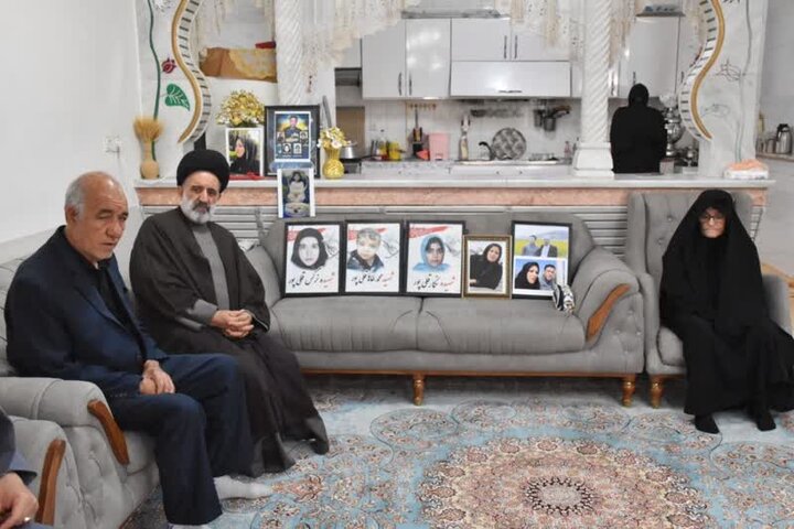 دیدار نماینده ولی‌فقیه در بنیاد شهید با خانواده شهدای جنگ رمضان