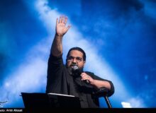 رضا صادقی “موهای خاکی” را برای چهلم کودکان میناب خواند