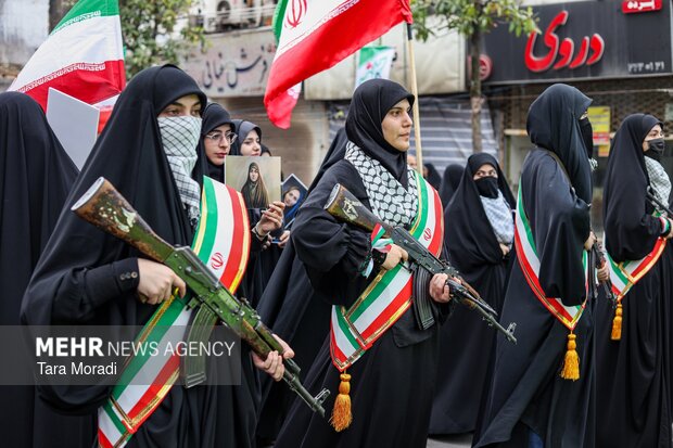 رژه دختران جان فدا در روستای «گاوکش علیا» دلفان