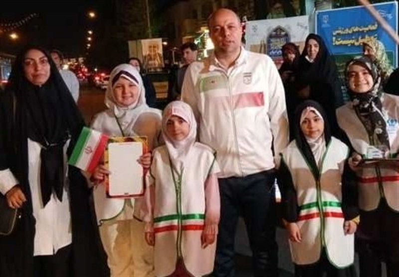 میزبانی موکب تربیت‌بدنی آموزش و پرورش از مردم در میدان فردوسی تهران