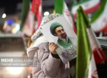 پرچم داری دختر بچه کرمانی در کف میدان آزادی کرمان