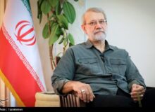 عکسی قدیمی از شهید لاریجانی در کنار رهبر شهید انقلاب