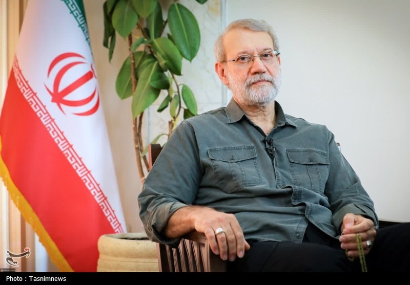 عکسی قدیمی از شهید لاریجانی در کنار رهبر شهید انقلاب