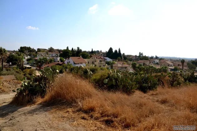پیراهنهای سوزندوزیشده «قطره» نام دیگر فلسطین است رژیم صهیونیستی (اسرائیل) , شهرک سازی رژیم صهیونیستی اسرائیل , اسرای فلسطینی , احتلال فلسطین عام 1948 , النازحین الفلسطینیین , کشور فلسطین , المقاومة الفلسطینیة , النکبة ,