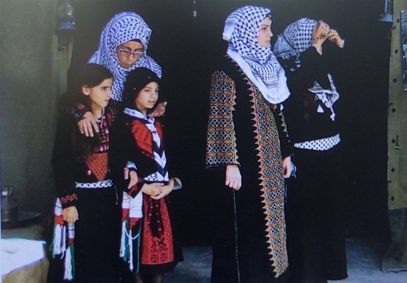 پیراهنهای سوزندوزیشده «قطره» نام دیگر فلسطین است رژیم صهیونیستی (اسرائیل) , شهرک سازی رژیم صهیونیستی اسرائیل , اسرای فلسطینی , احتلال فلسطین عام 1948 , النازحین الفلسطینیین , کشور فلسطین , المقاومة الفلسطینیة , النکبة ,